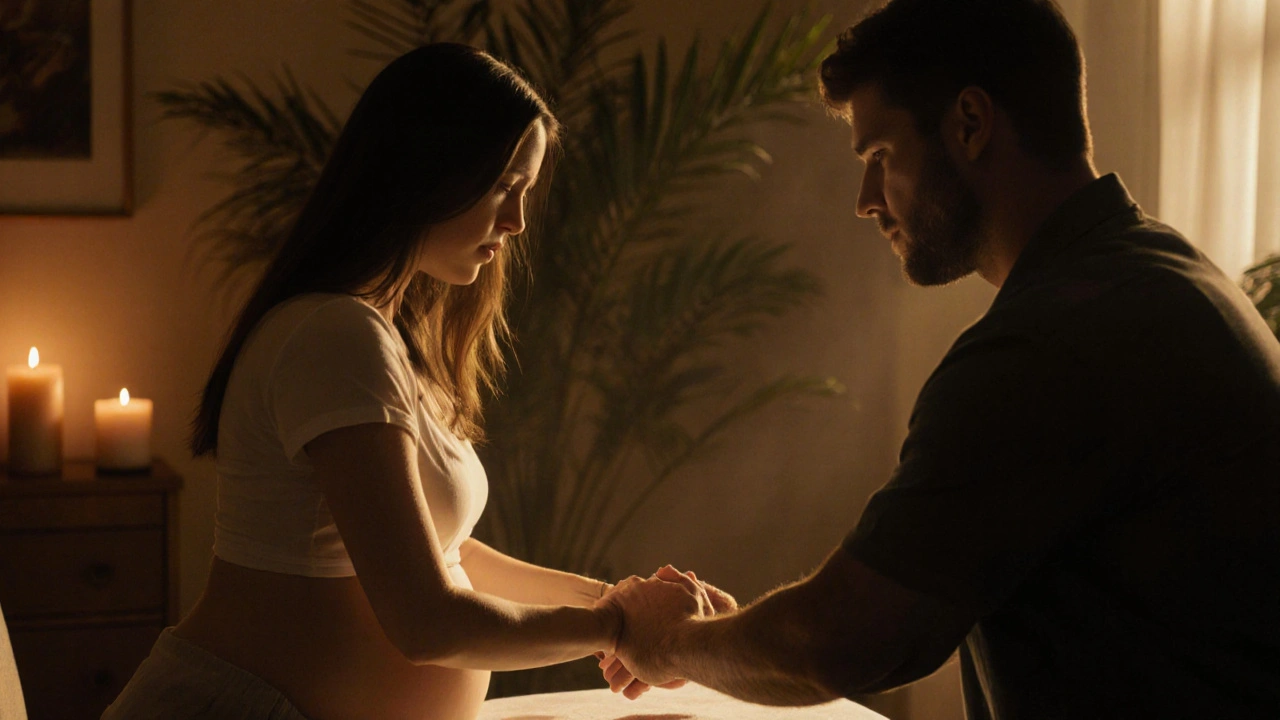 Těhotná žena a její partner společně dostávají masáž v klidném prostředí, symbolizující vazbu a odpočinek.